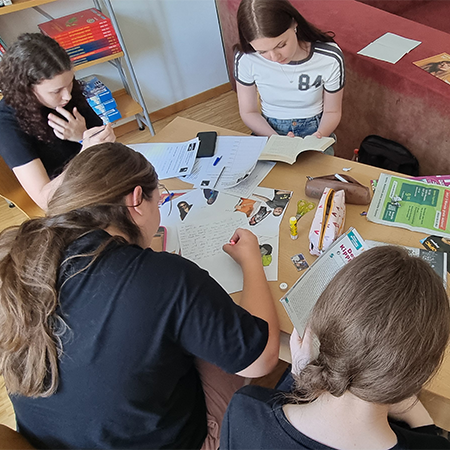 Schülerinnen und Schüler der 1BK in der Bibliothek